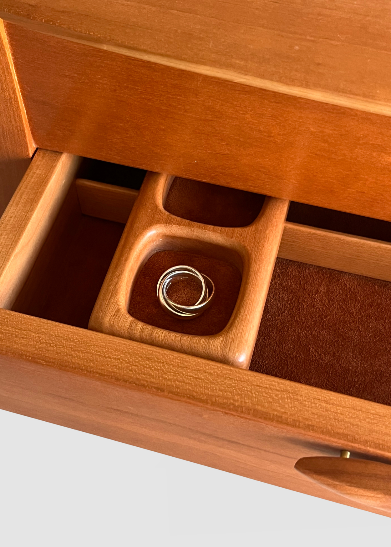Kinetic Layered Band Ring