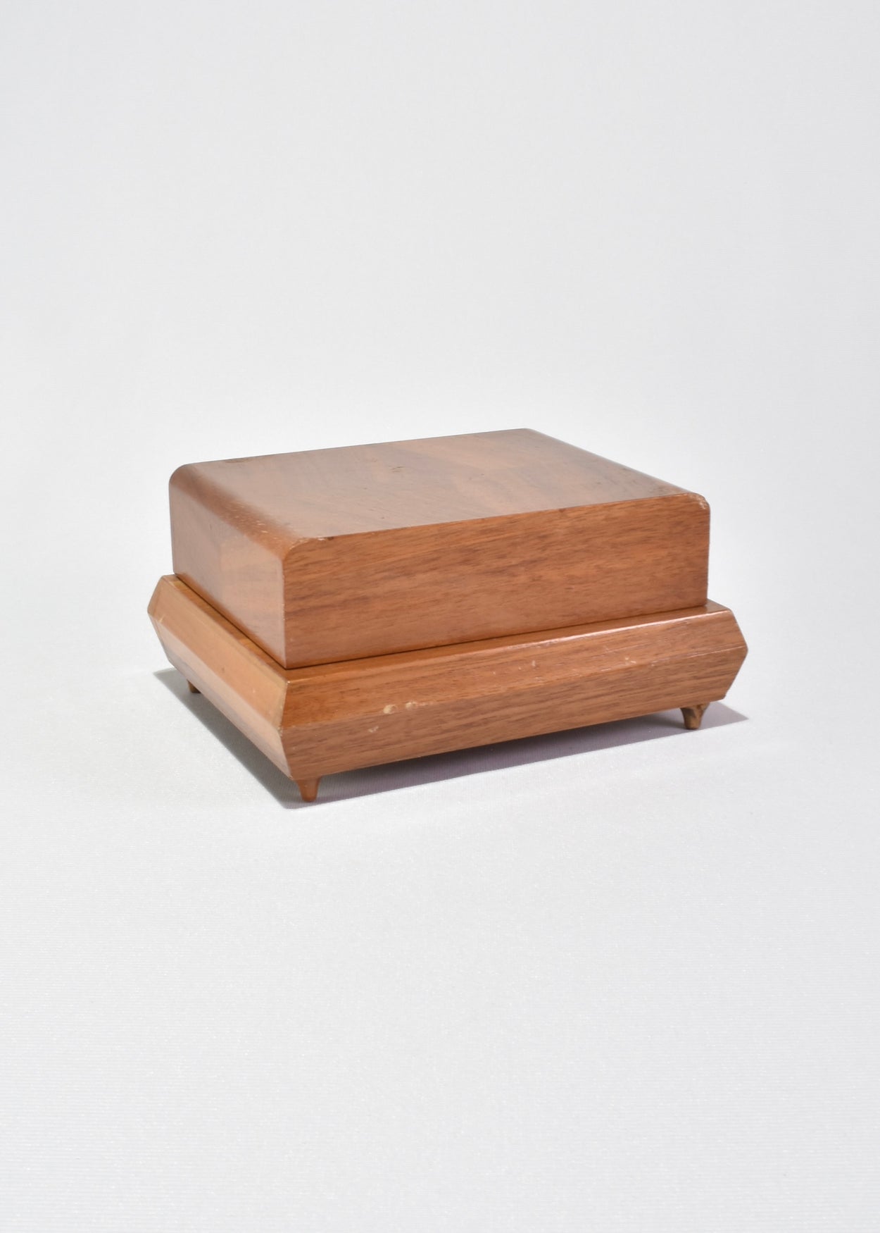 Expanding Cigarette Box