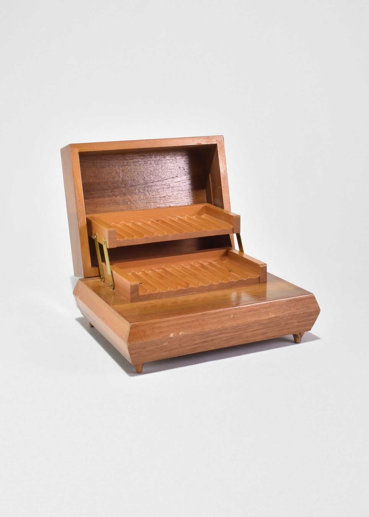 Expanding Cigarette Box