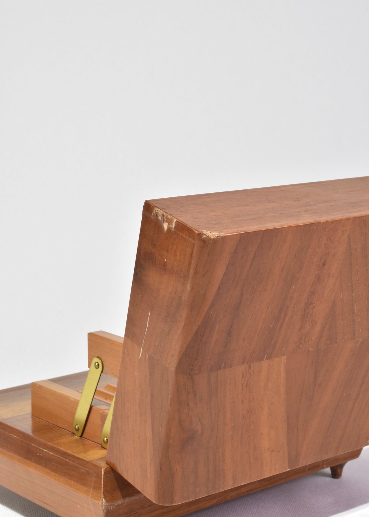 Expanding Cigarette Box